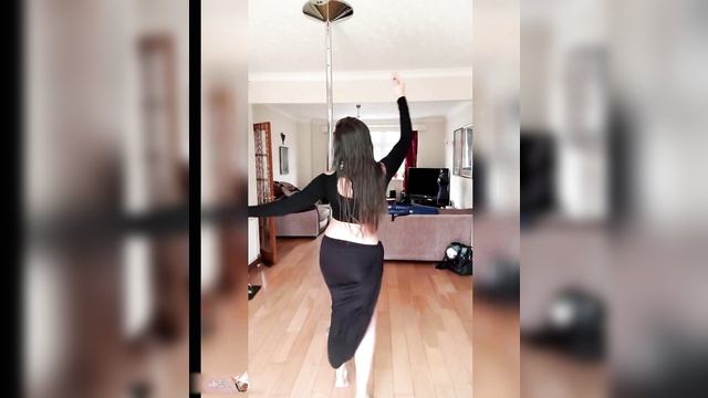 Face swap // Meghan Markle showing sexy body while dancing [PREMIUM]