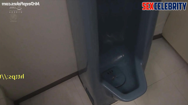 Sweet Zhou Ye (周也 智能換臉) had fun in the staff toilet / AI