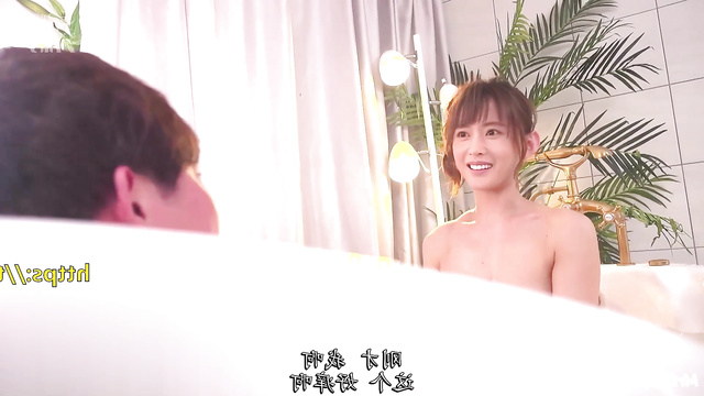 Zhang Tian'ai (张天爱中国人) wants to please her man in the bathtub