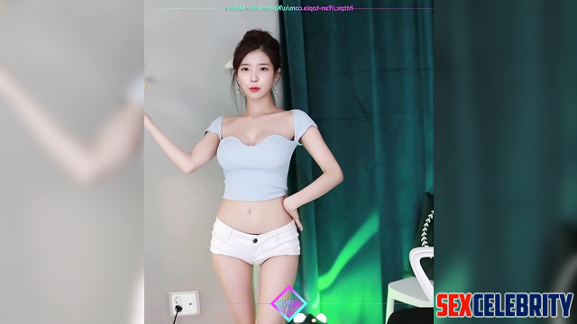 Hot webcam dancing from busty teen IU (이지은 케이팝 아이돌)