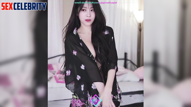 (류진 있지) slutty korean brunette Ryujin dances seductively for boys