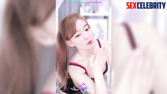 Sakura (사쿠라 아이즈원 르세라핌) hot korean babe shows off her gorgeous body