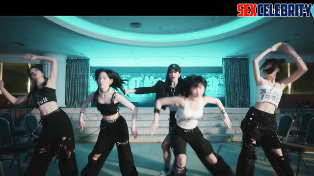 PMV of K-pop 케이팝 stars from 르세라핌 LE SSERAFIM dancing in the best way