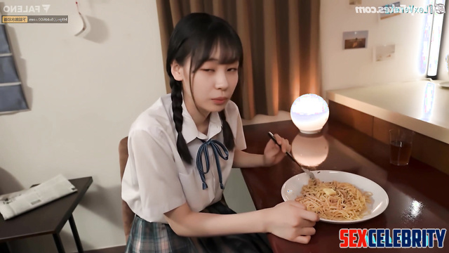 Schoolgirl gave a blowjob after eating noodles / smart face change