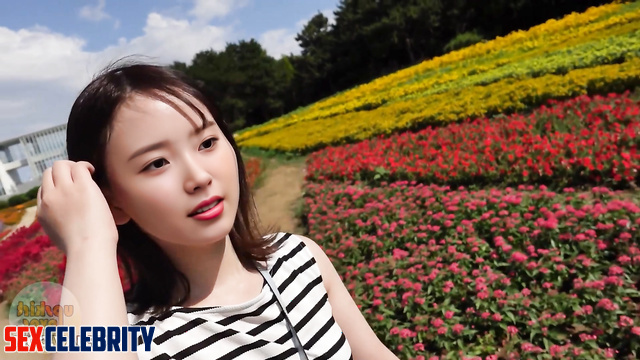 Cocksucking teen gets a mouthful outdoors - IU 이지은 스마트한 얼굴 변화