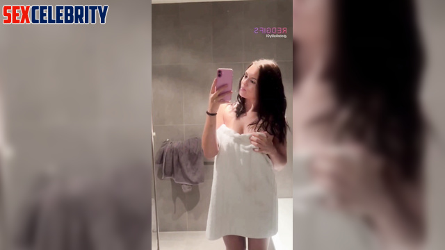AI MILF Amy Freeze drops her towel and gets a facial