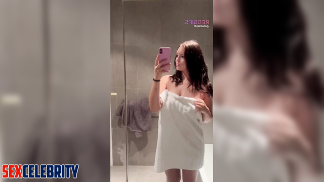AI MILF Amy Freeze drops her towel and gets a facial