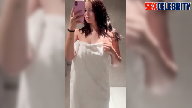 AI MILF Amy Freeze drops her towel and gets a facial