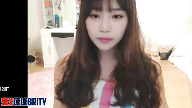 Fake porn 가짜 포르노 Chaewon 채원 getting naughty on webcamera IZ*ONE 아이즈원